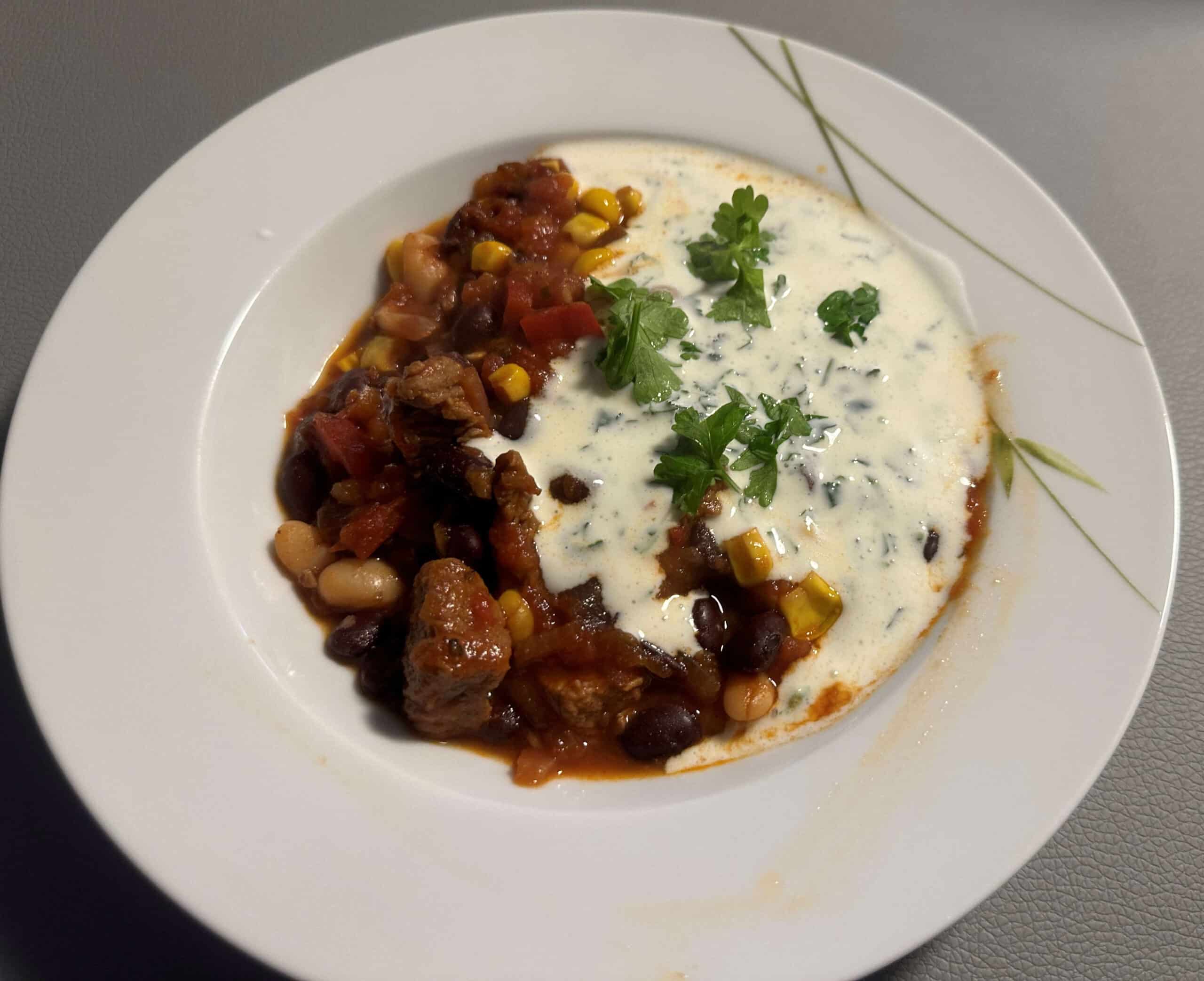 Mexikanisches Chilli vom Tri-Tip mit Buttermilch-Zitronen-Koriander-Sauce
