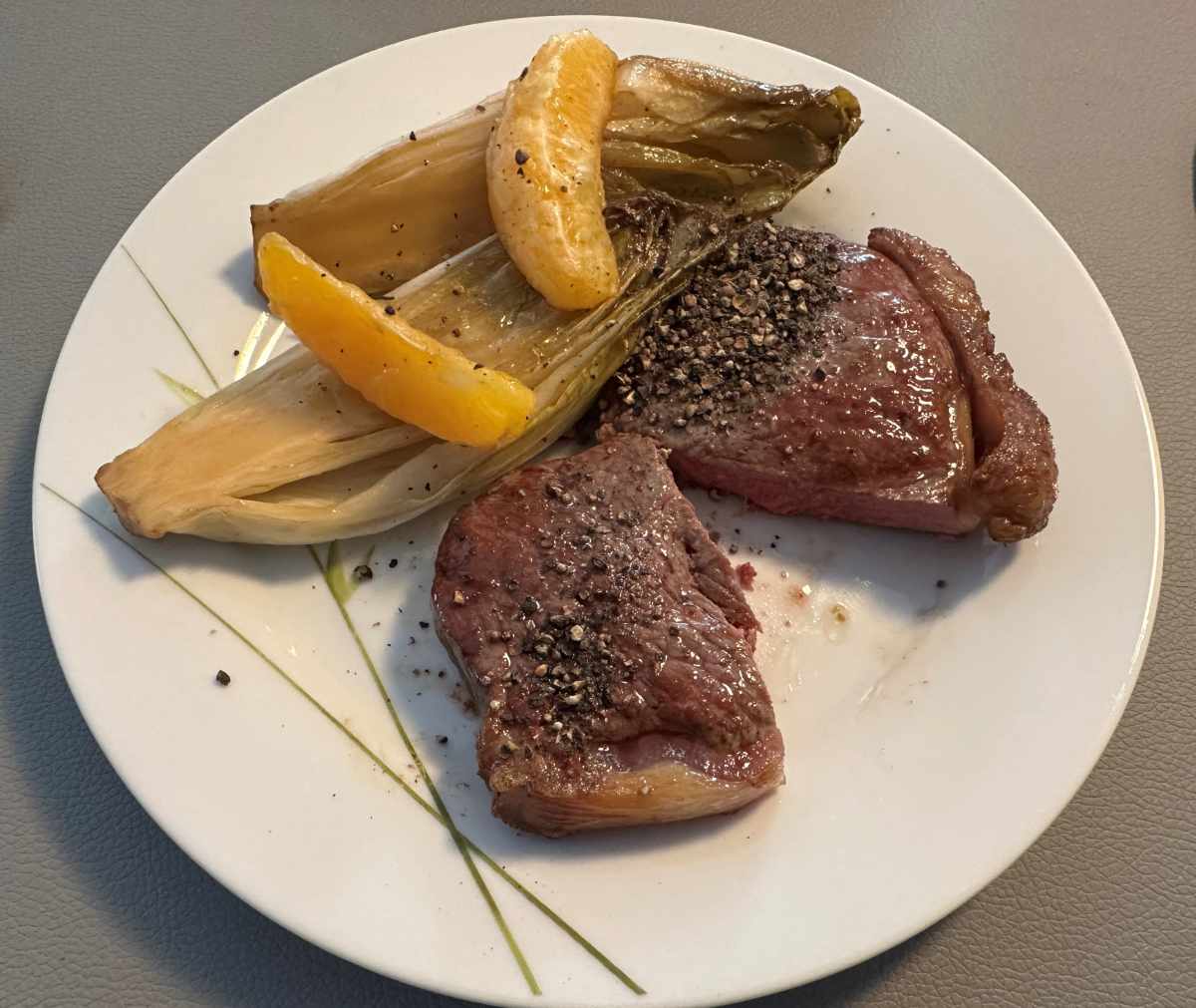 Rumpsteak mit Orangen-Chicorée von der Plancha