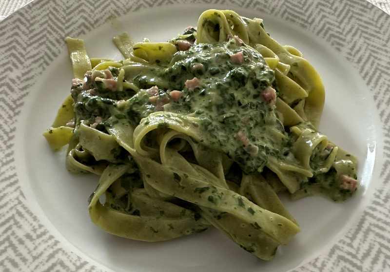 Tagliatelle mit Spinat-Käse-Bacon Sauce