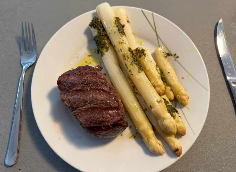 Weißer Zitronen-Spargel mit Rinderfilet