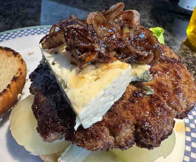 Roquefort-Birnen-Burger mit karamellisierten Balsamico-Zwiebeln