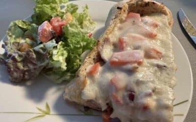 Flat Iron Steak Baguette mit Joghurt-Kräuter-Dip & Provolone