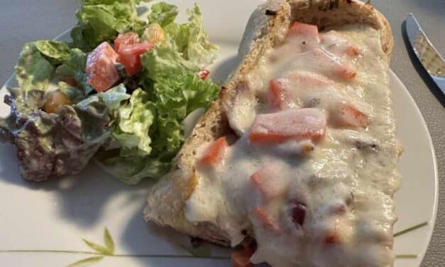 Flat Iron Steak Baguette mit Joghurt-Kräuter-Dip & Provolone